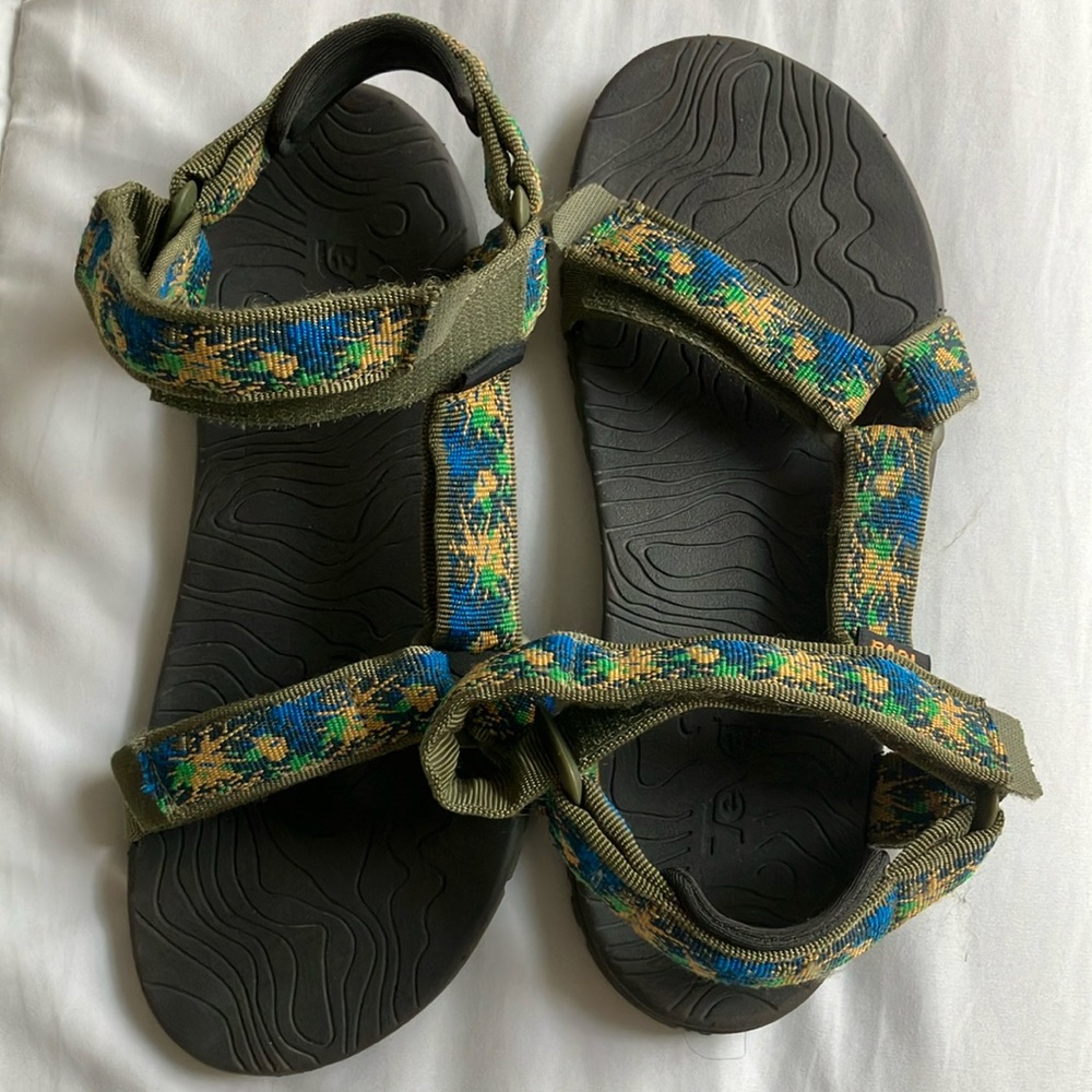 Teva Hurricane Sandals in Splash Olive Youth size 5 (fits womens as 7)